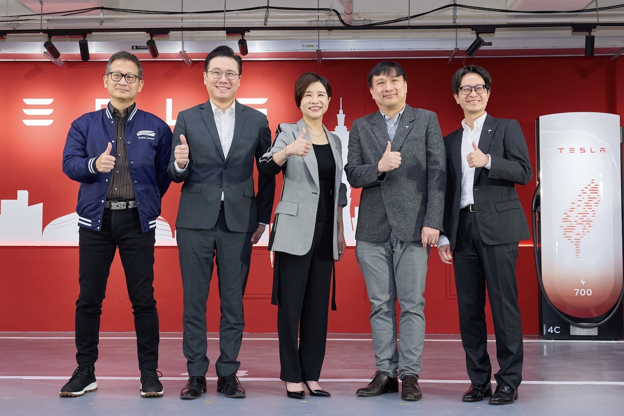 圖說：Tesla 啟用全台最大「台北大巨蛋」 V4 第四代超級充電站，圖左至右依序為遠雄巨蛋總經理、遠雄集團永續長、Tesla 台灣總經理、Tesla 充電事業發展經理、Tesla 政府關係經理。